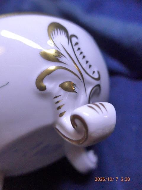 全て手彩色のヘレンドのアポニーグリーンの豪華な脚付き菓子器です。フィニアルは苺