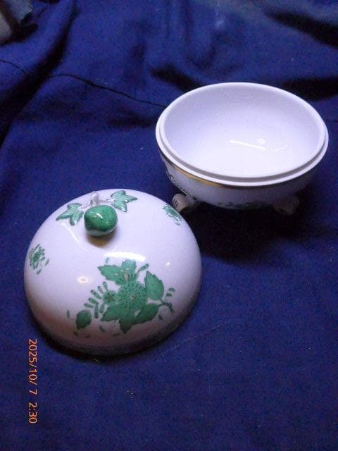 全て手彩色のヘレンドのアポニーグリーンの豪華な脚付き菓子器です。フィニアルは苺