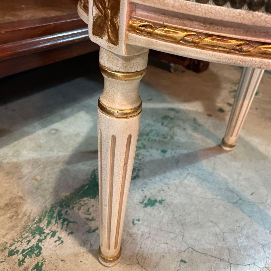 イタリア製・ロココ調チェアー・金彩・鋲打ち