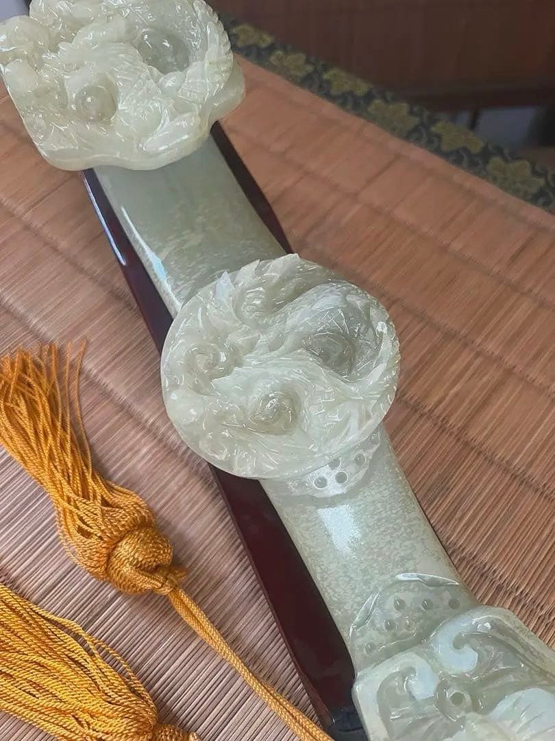 古翡翠 緑砡石 龍蝙蝠刻 如意 台座付き