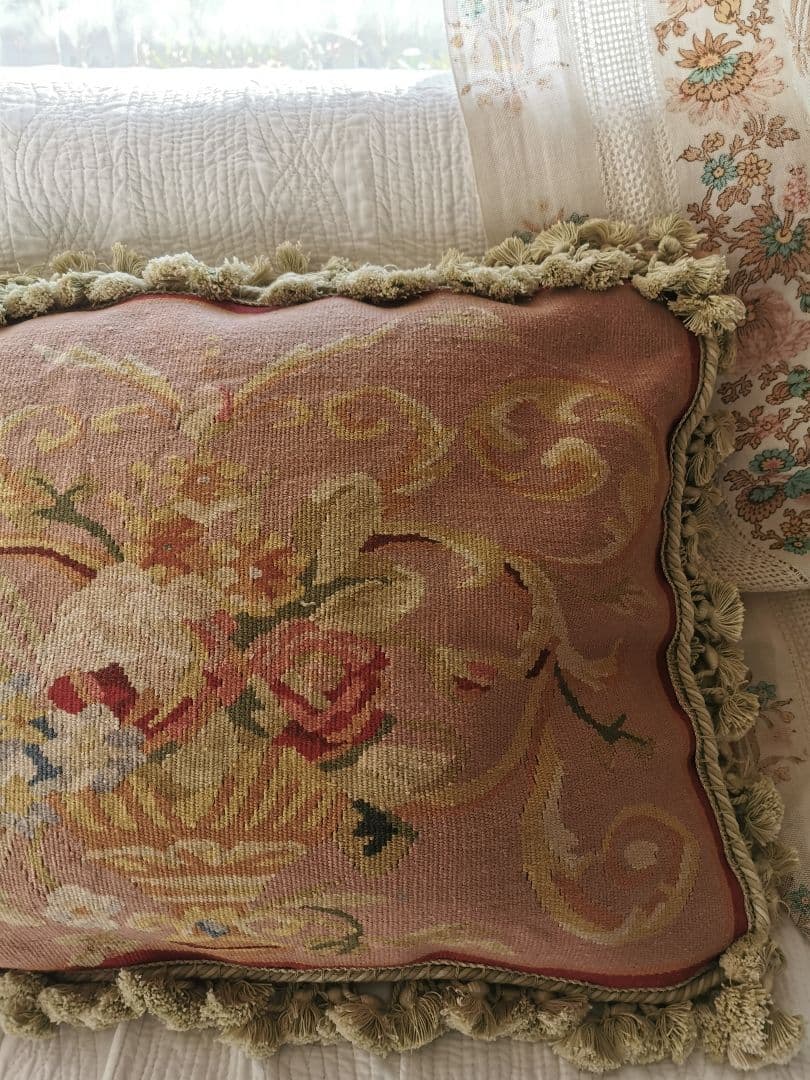 アンティークフランス オービュッソン織 花器モチーフ タッセル付クッションカバー