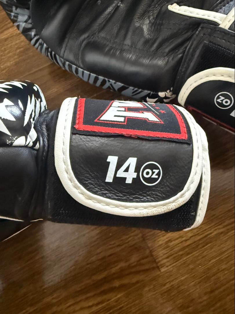 希少柄　ドラゴンシリーズ　TWINS ボクシンググローブ 14 OZ