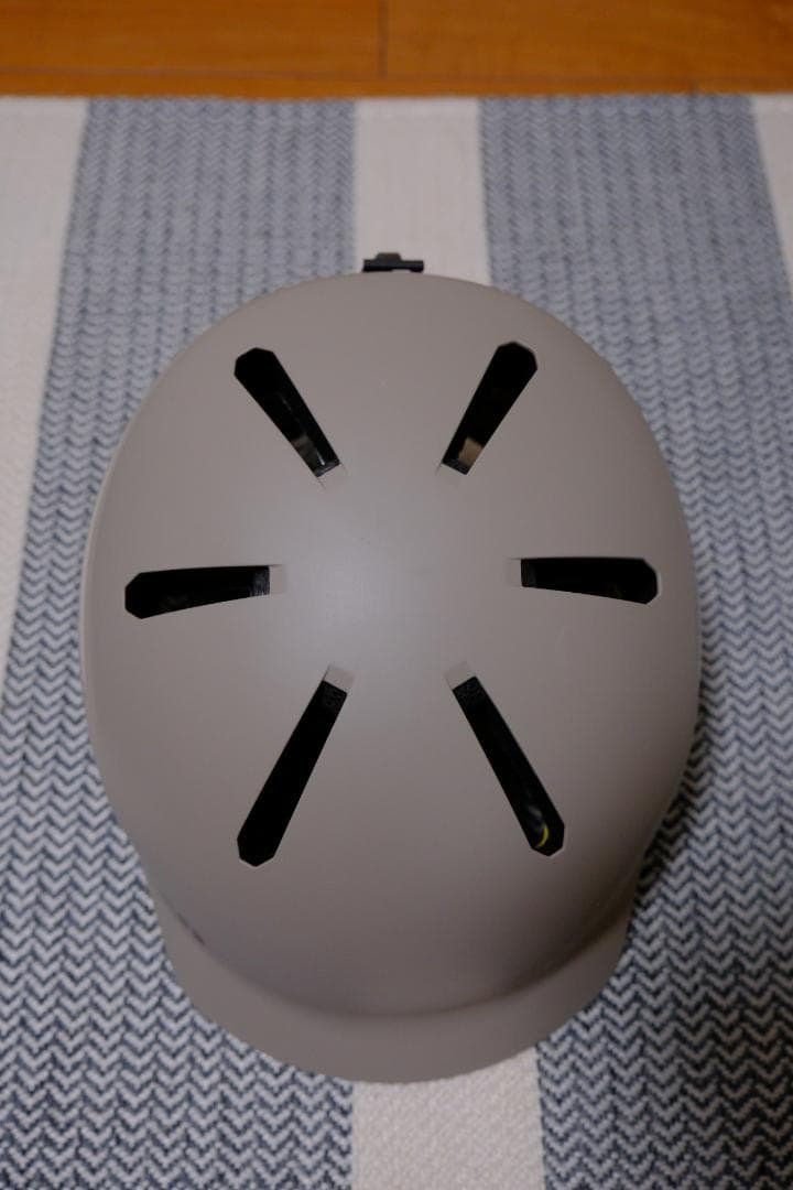 【状態良好】bern ヘルメット グレー　Mサイズ　スノーボード用