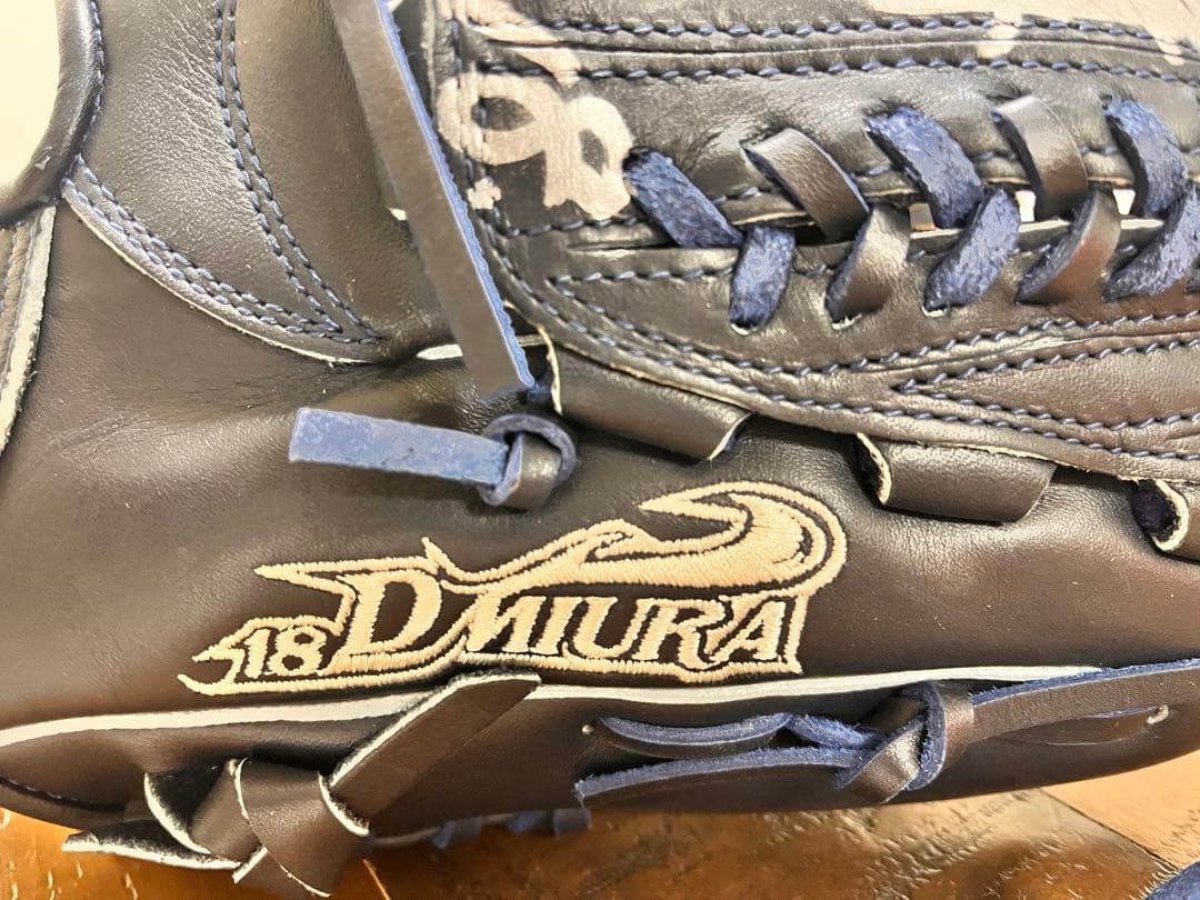 横浜denaベイスターズ　三浦大輔監督サイン入り グローブ