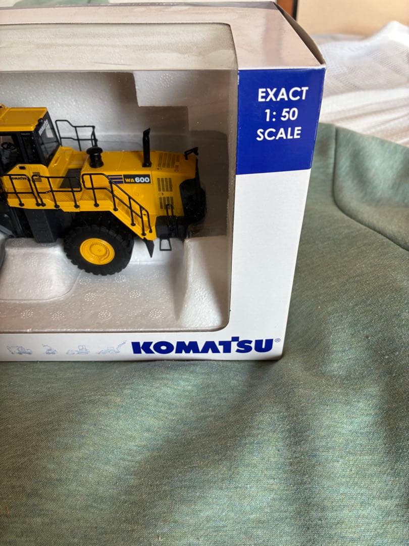 コマツ建機ミニチュア　１/５０スケールホイールローダ　WA６００