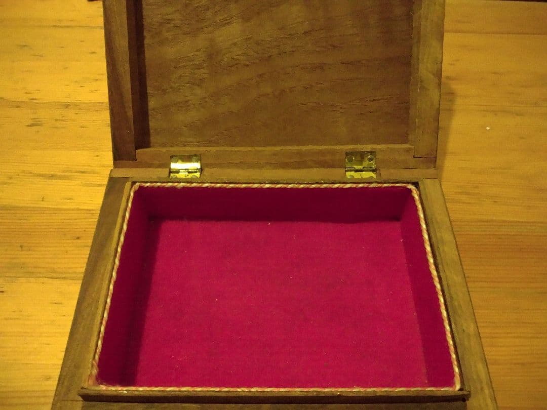 幾何学模様の木製ボックス