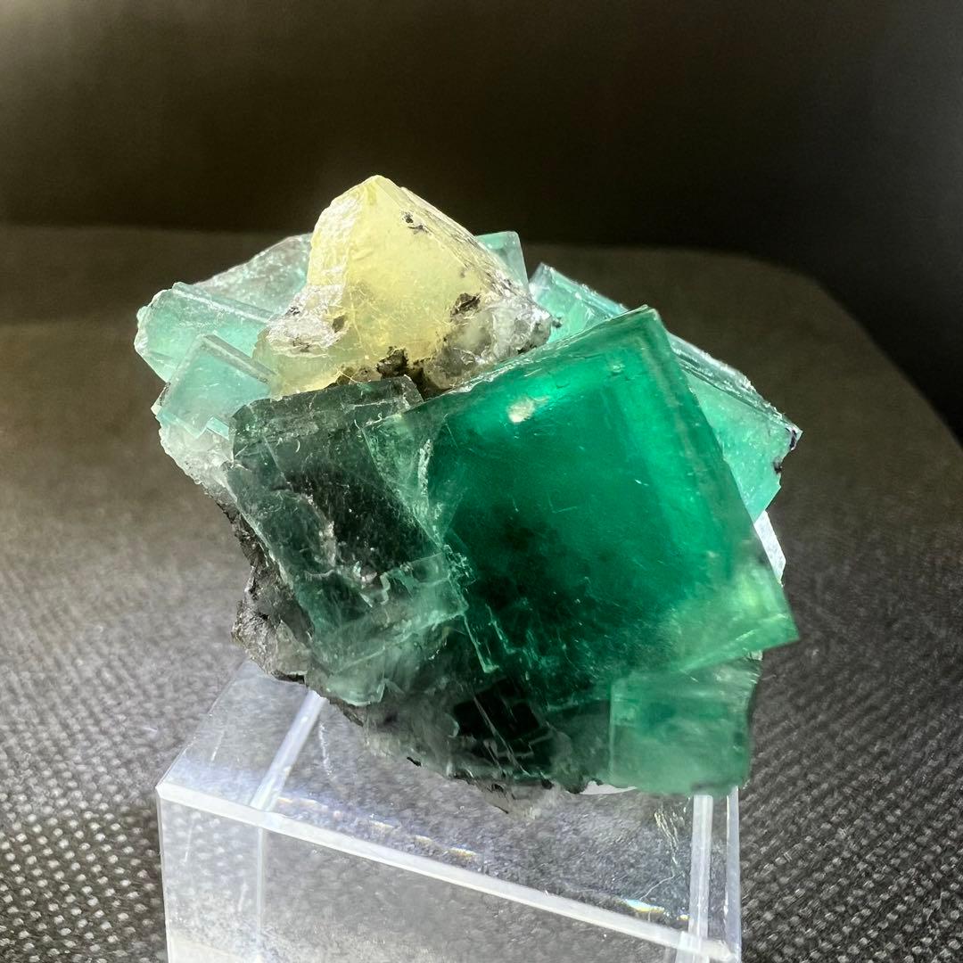 ヤオガンシャン産　カルサイト共生「孔雀緑」「ピーコックグリーン」フローライト