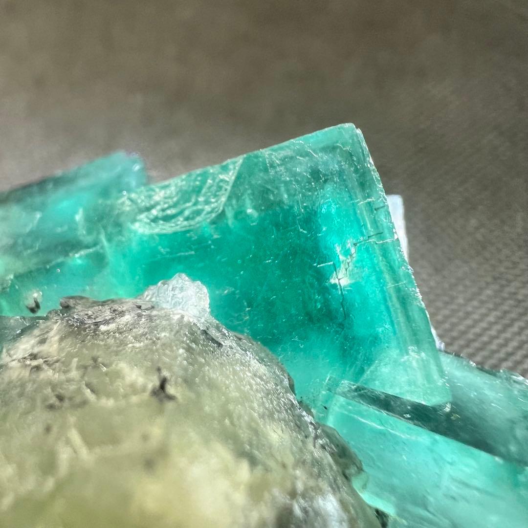 ヤオガンシャン産　カルサイト共生「孔雀緑」「ピーコックグリーン」フローライト