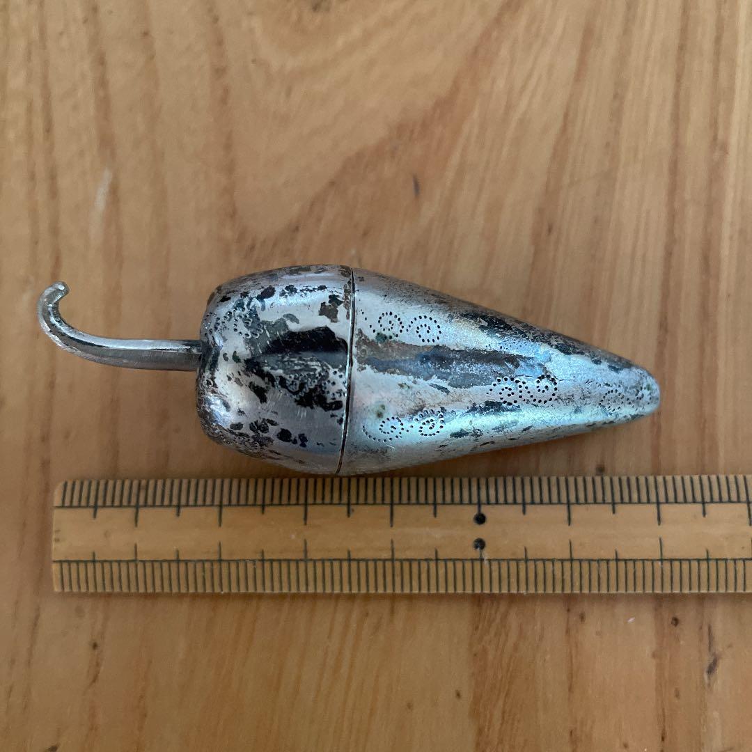 シルバーのピルケース？唐辛子