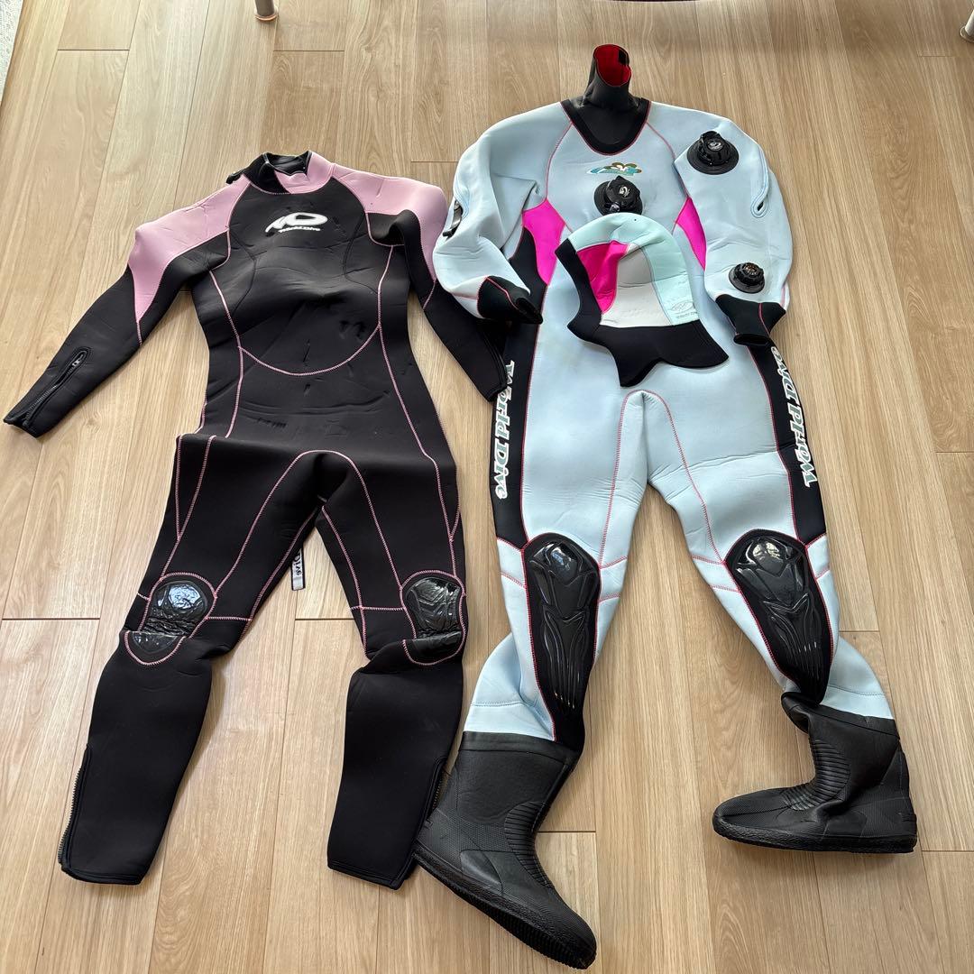 ウェットスーツ、ドライスーツ、ケースの3点セット