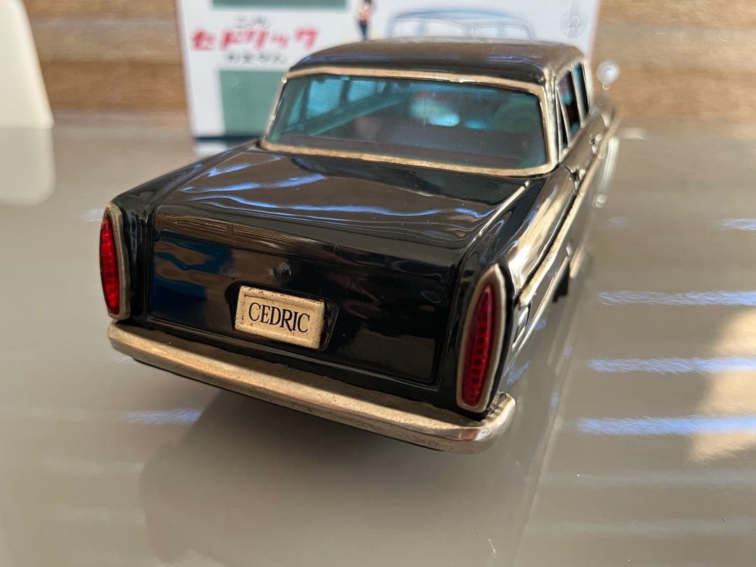 ブリキのニッサン セドリック