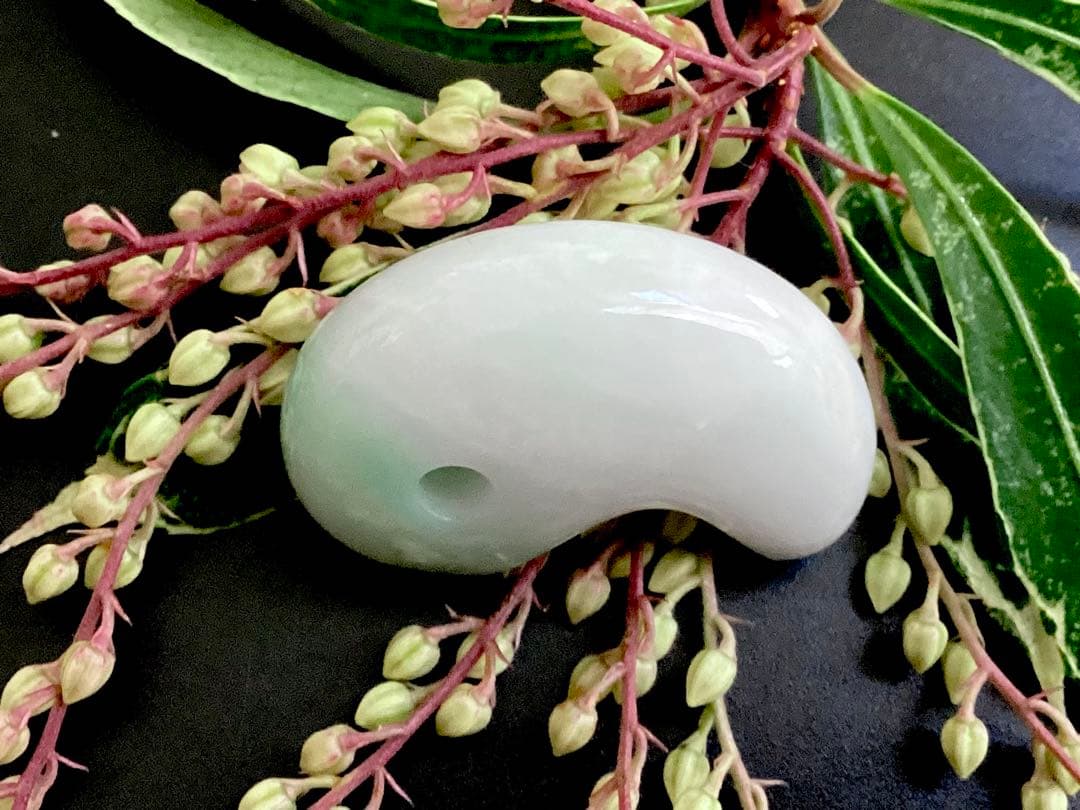 ✳premiumシリーズ一流の勾玉　糸魚川翡翠　再結晶線入り　御守りに鑑別書付‼️