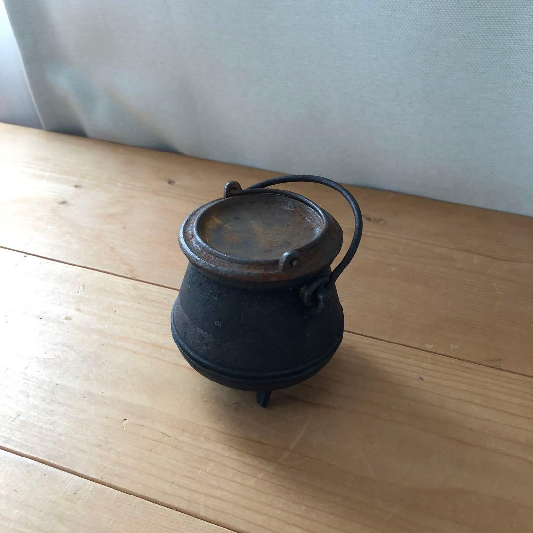古い小さな鉄鍋（釜）　三ツ足　蓋付き　アンティーク　フランス　蚤の市　no.99