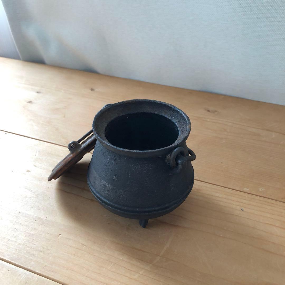 古い小さな鉄鍋（釜）　三ツ足　蓋付き　アンティーク　フランス　蚤の市　no.99