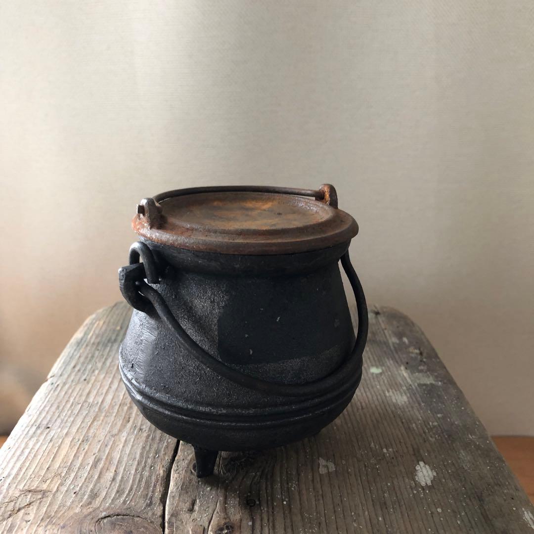 古い小さな鉄鍋（釜）　三ツ足　蓋付き　アンティーク　フランス　蚤の市　no.99