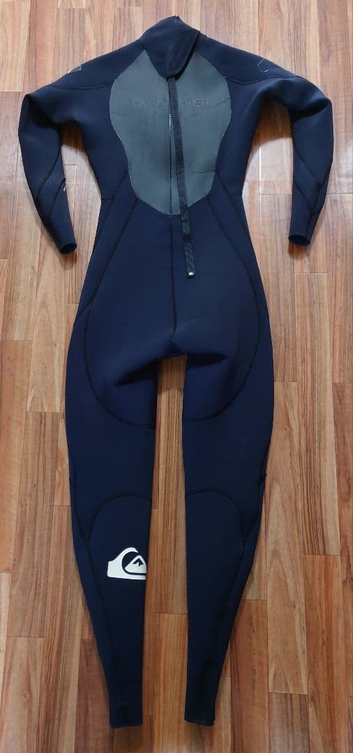 Quiksilver ブラック フルスーツ　4✕3ミリ