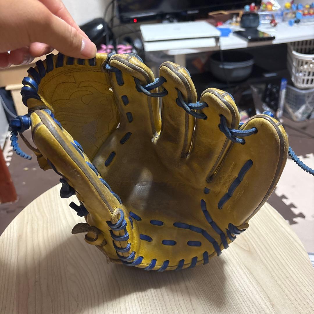 イエロー 硬式グローブ 青いステッチ