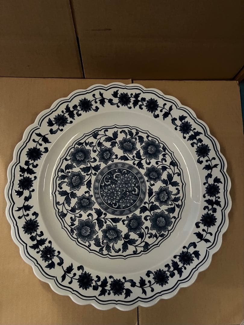 青い花柄の陶器皿