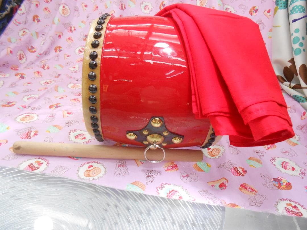 新品未使用(送料無料)14.980円　小太鼓18cm赤いサージ/モス布撥付き