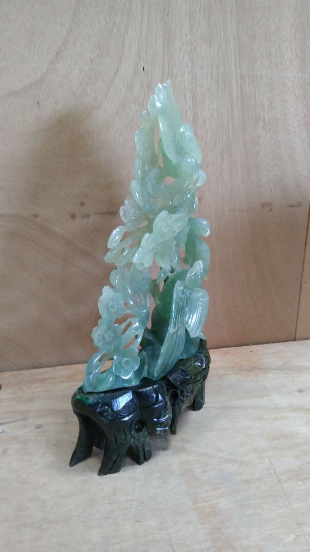 緑石に、鳥彫り物