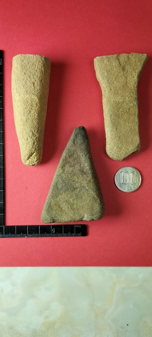 三角形岩版？と礫器の3点セット (出土品) 旧石器時代〜縄文時代前期