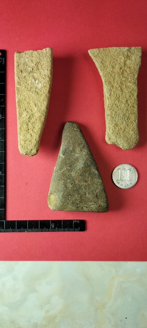 三角形岩版？と礫器の3点セット (出土品) 旧石器時代〜縄文時代前期