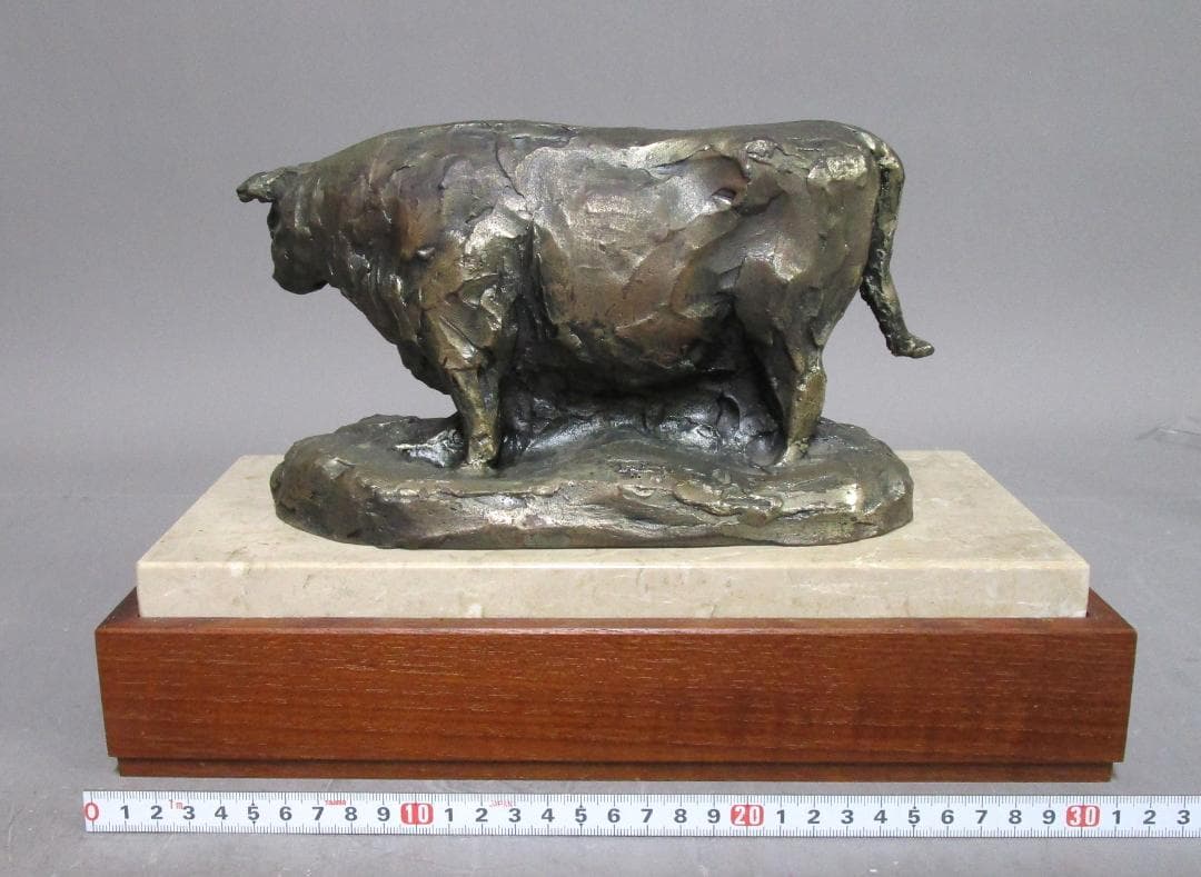 文化勲章 北村西望［彫刻 牛に題す 草原陽福］洋銀製置物