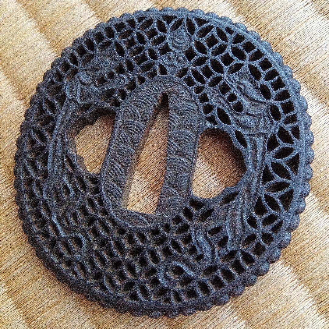 古い鉄地・双龍図 透かし 南蛮鍔です。