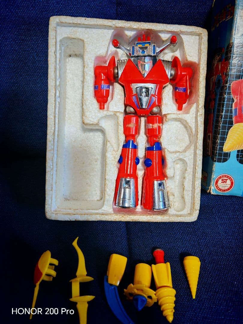 ロボットフィギュア 赤 武器パーツ付き