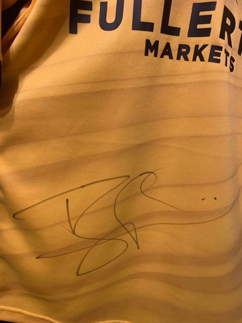 ラグビー　Hurricanes TJペレナラ選手サイン入りジャージ サイズM