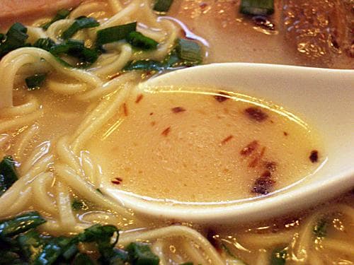 大特￥14500　1食分￥161　鹿児島黒豚 とんこつラーメン焦がしネギ入り