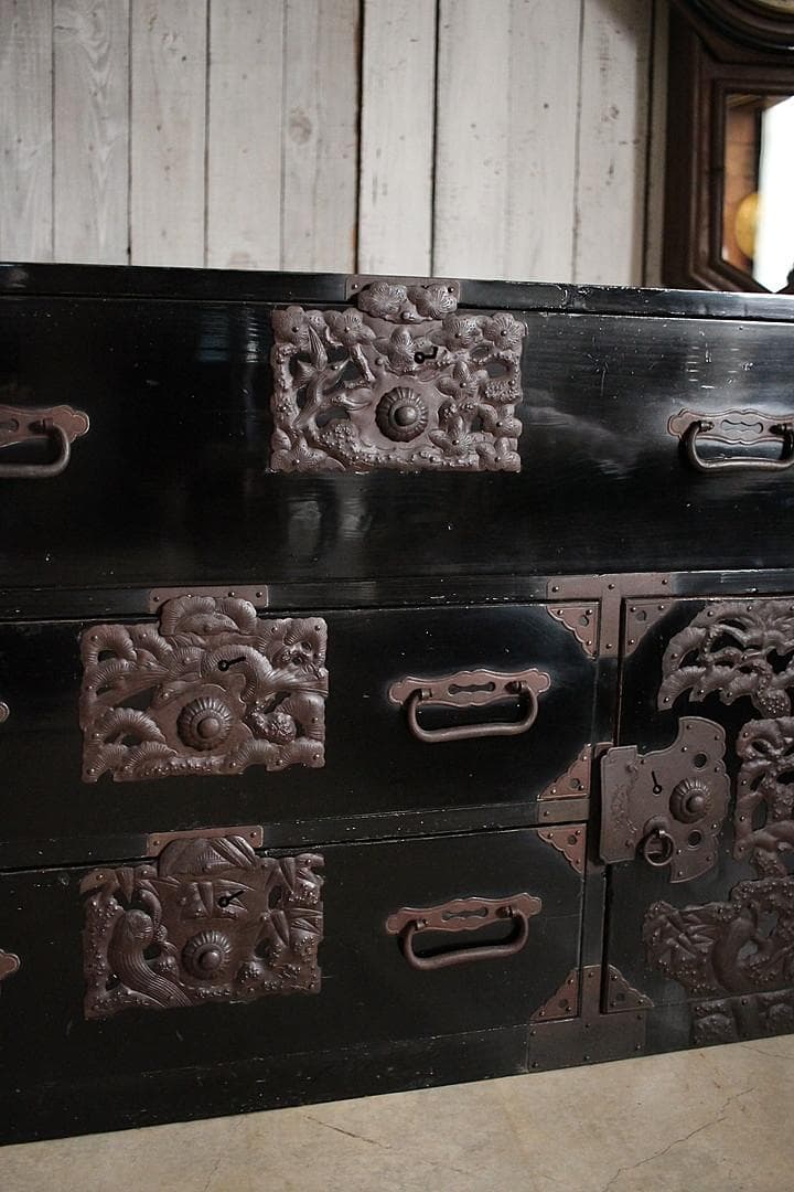 がんちゃん綺麗な打ち出し金具時代庄内箪笥　扉付き　時代箪笥　時代家具