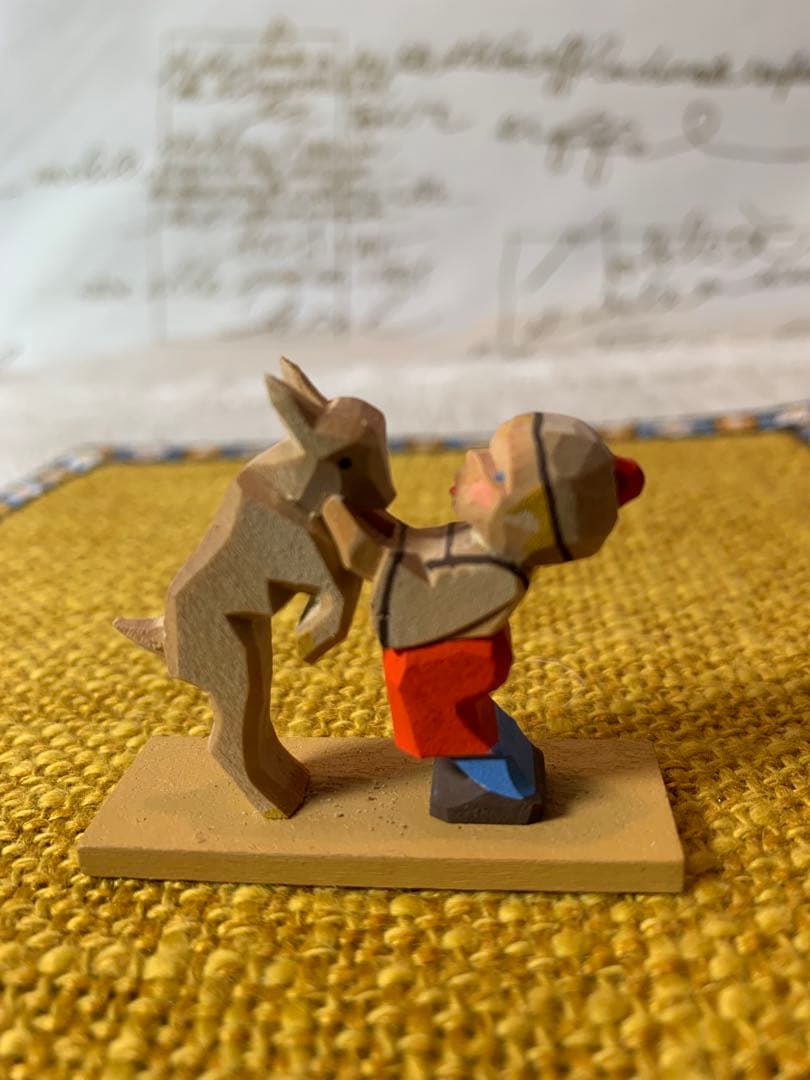 ドイツ製　エルツ山地　ヘルビッヒ工房　木製人形ザイフェン　ワンちゃんと男の子！