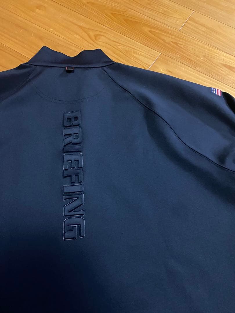 BRIEFING ブリーフィング　黒で背中に3Dロゴが付いた襟付きトレーナー L