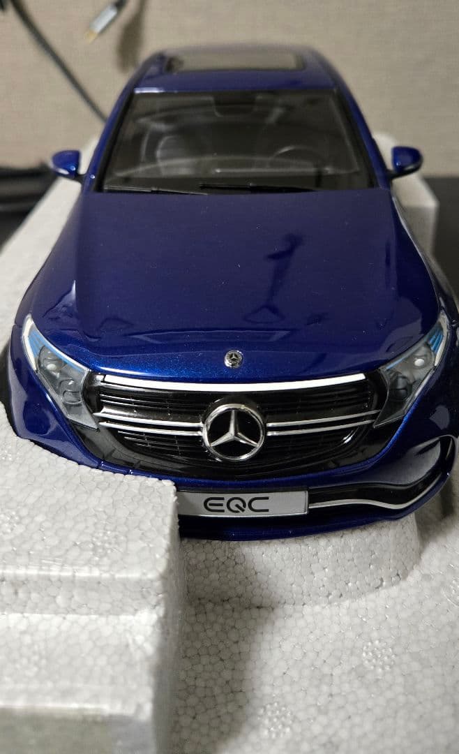 メルセデスベンツ　EQC 400 4MATIC 1/18