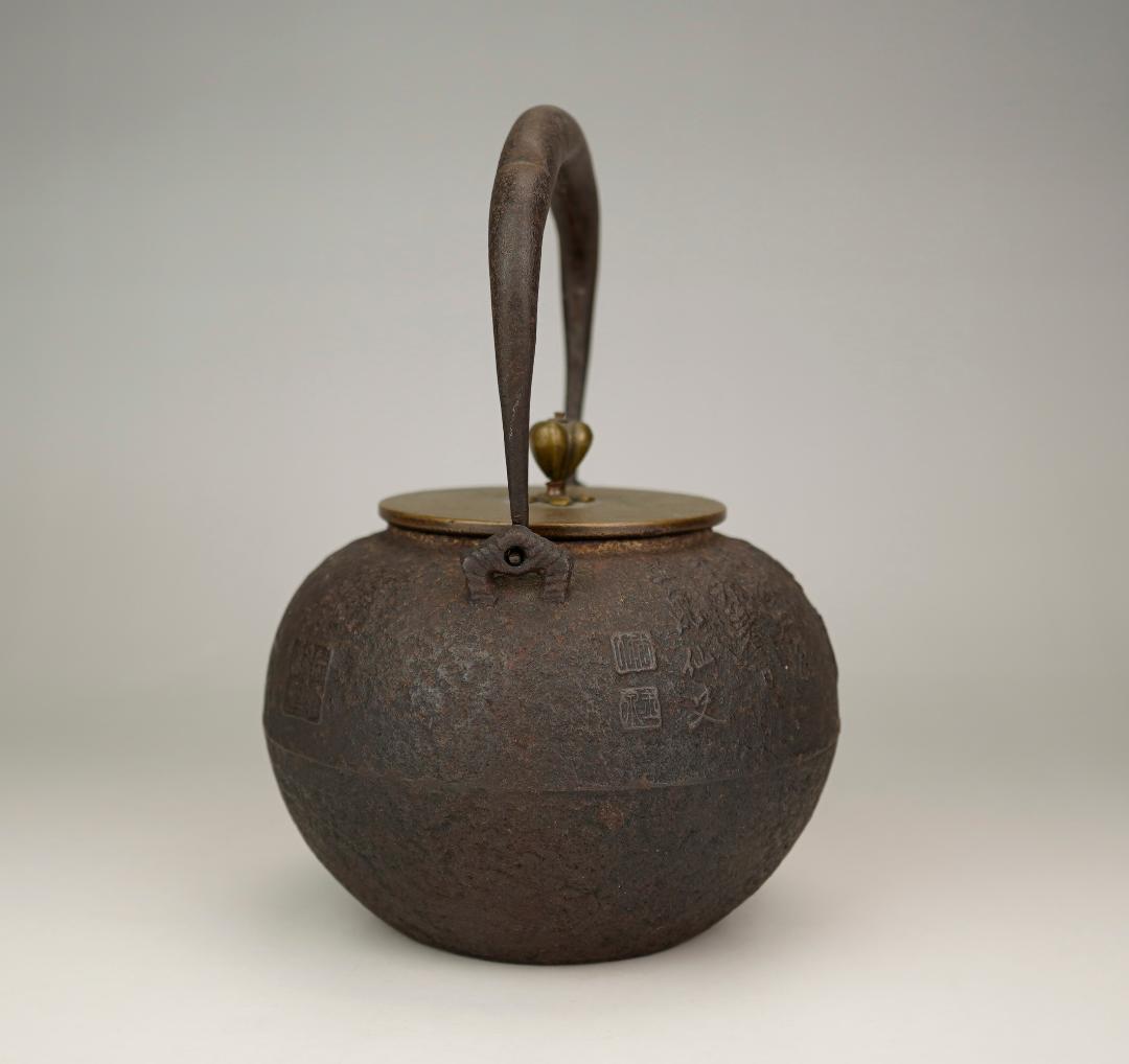 萬龍堂造　玉泉仙史 蘭紋「幽香清韻」丸形小鉄瓶　小振り　小ぶり