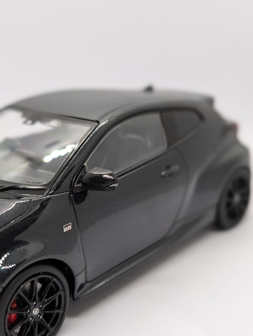 トヨタ GRヤリス プレシャスブラックパール カラーサンプル