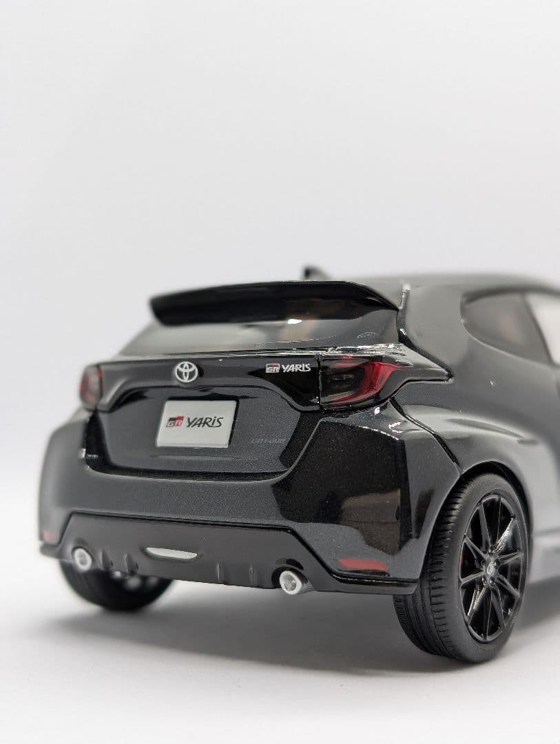 トヨタ GRヤリス プレシャスブラックパール カラーサンプル