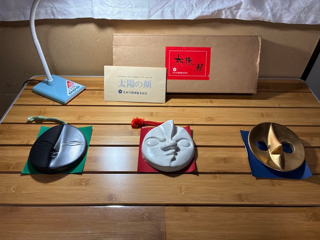 値下げ致しました。 希少1970年大坂万博記念太陽の顔金白黒信楽焼き岡本太郎箱入