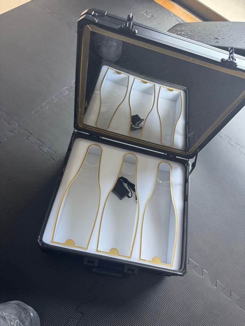 アルマンド　アタッシュケース　シャンパン　LED