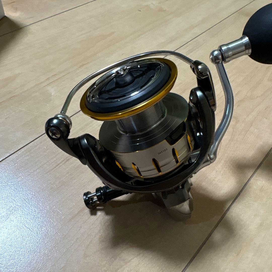 ダイワ 18ブラストLT5000D ドレスリールスタンド付　中古リール