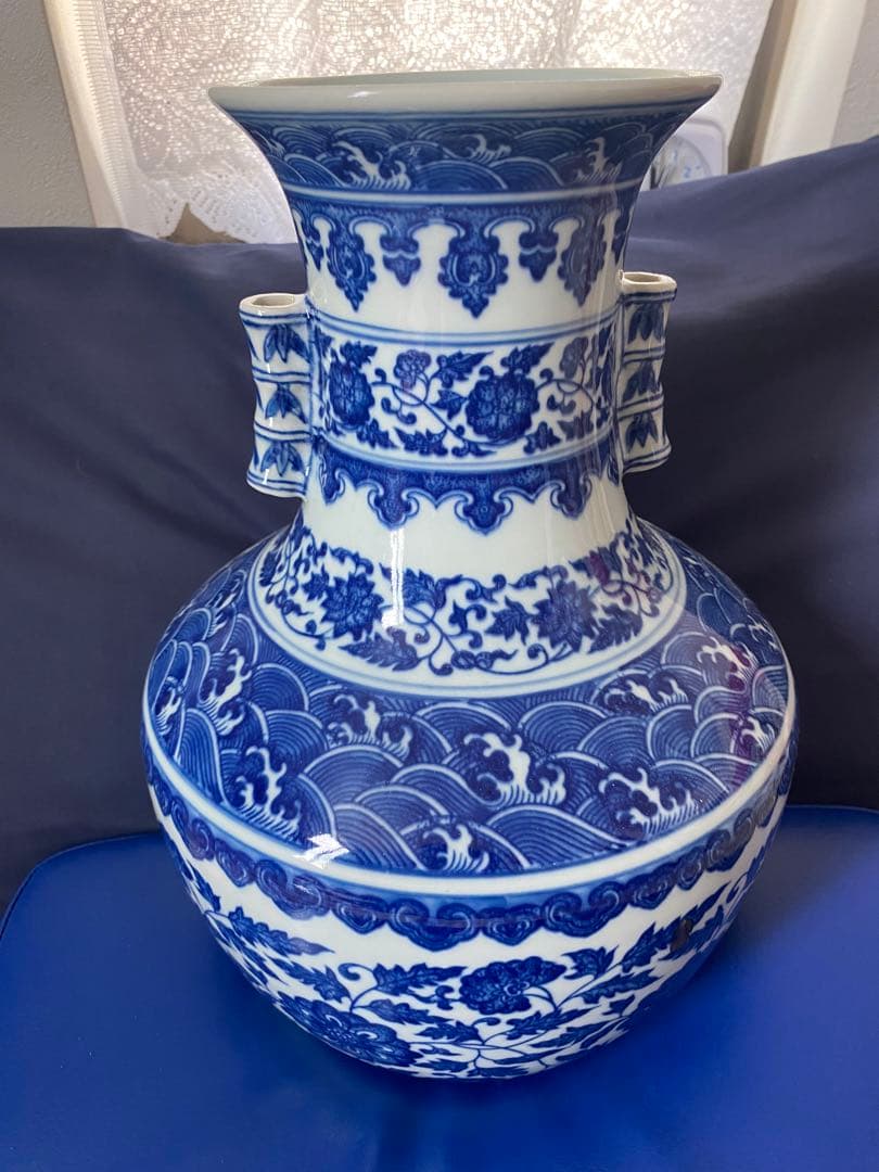 中国大清乾隆年製青花缠枝花紋双耳 尊、高约33.5cm x径22x口径13cm、