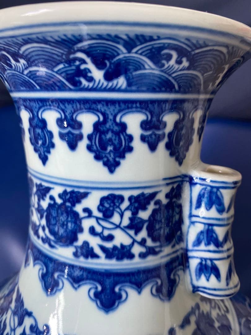 中国大清乾隆年製青花缠枝花紋双耳 尊、高约33.5cm x径22x口径13cm、