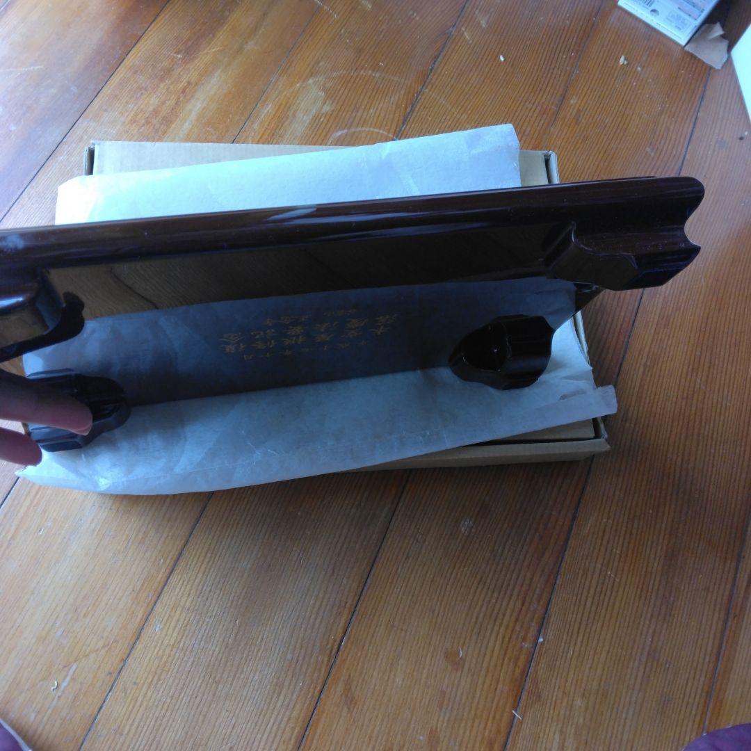 漆塗り台　 色とりどりの葉のデザイン