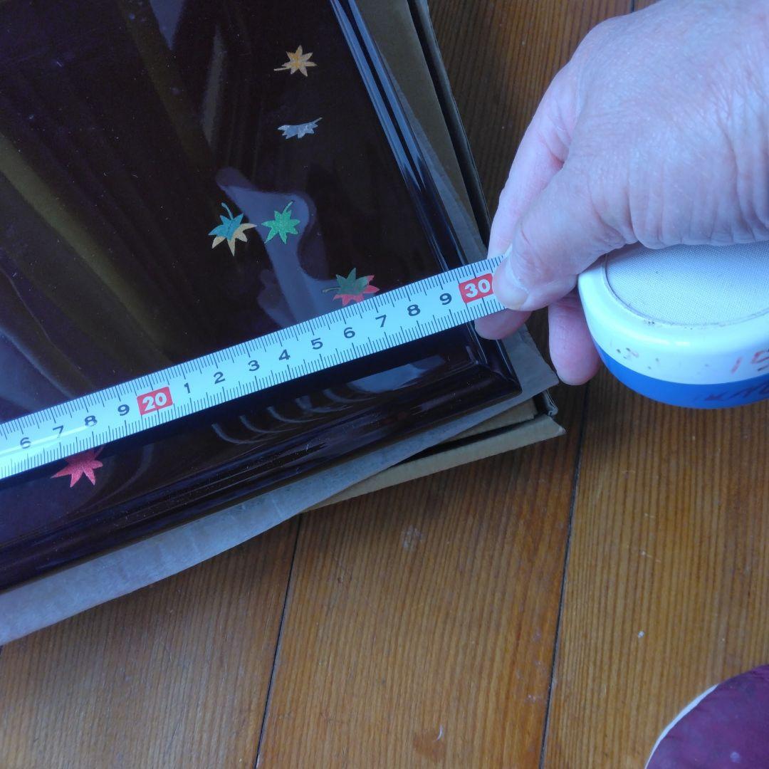 漆塗り台　 色とりどりの葉のデザイン