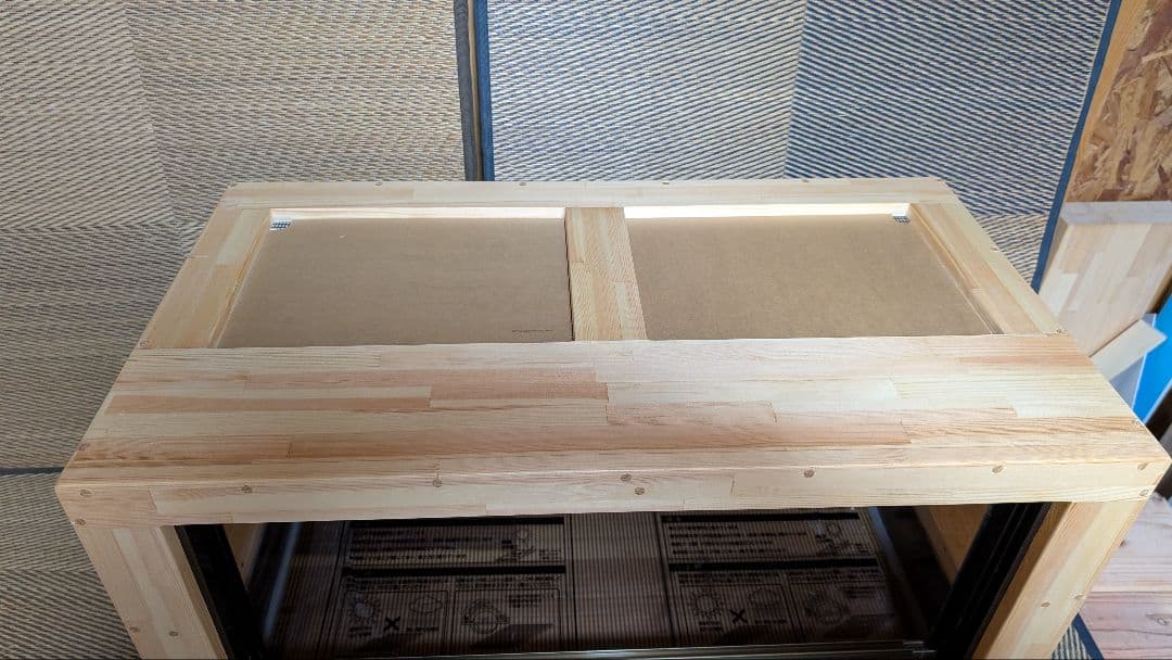 アルミサッシ仕様。赤松集成材１８ミリ900×500×500蜜蝋オイル仕上げ