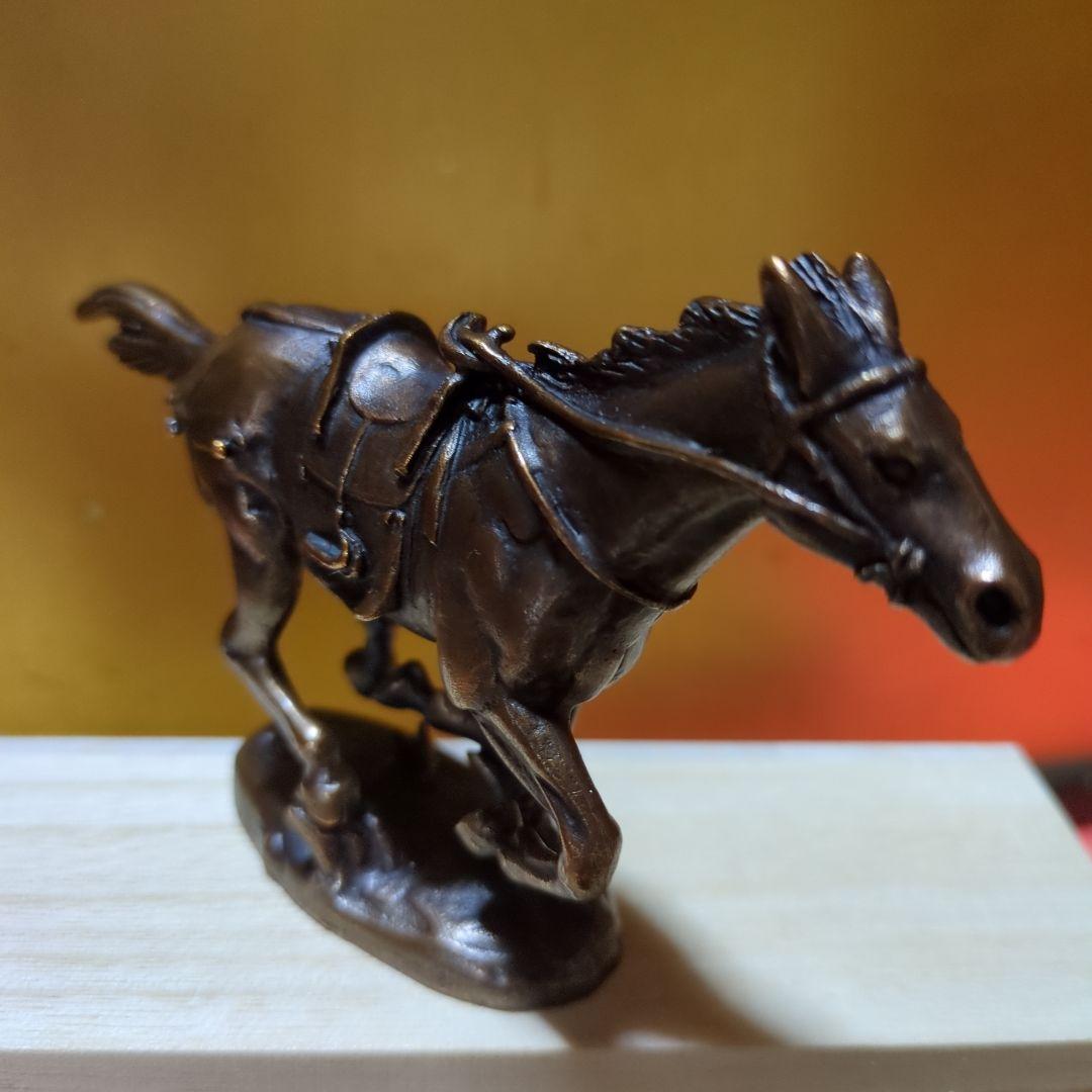 ブロンズ製馬の彫刻 黒色台座付き