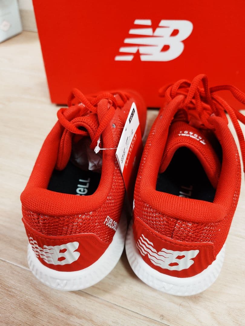 New Balance FURON レッドスニーカー　野球　トレーニングシューズ