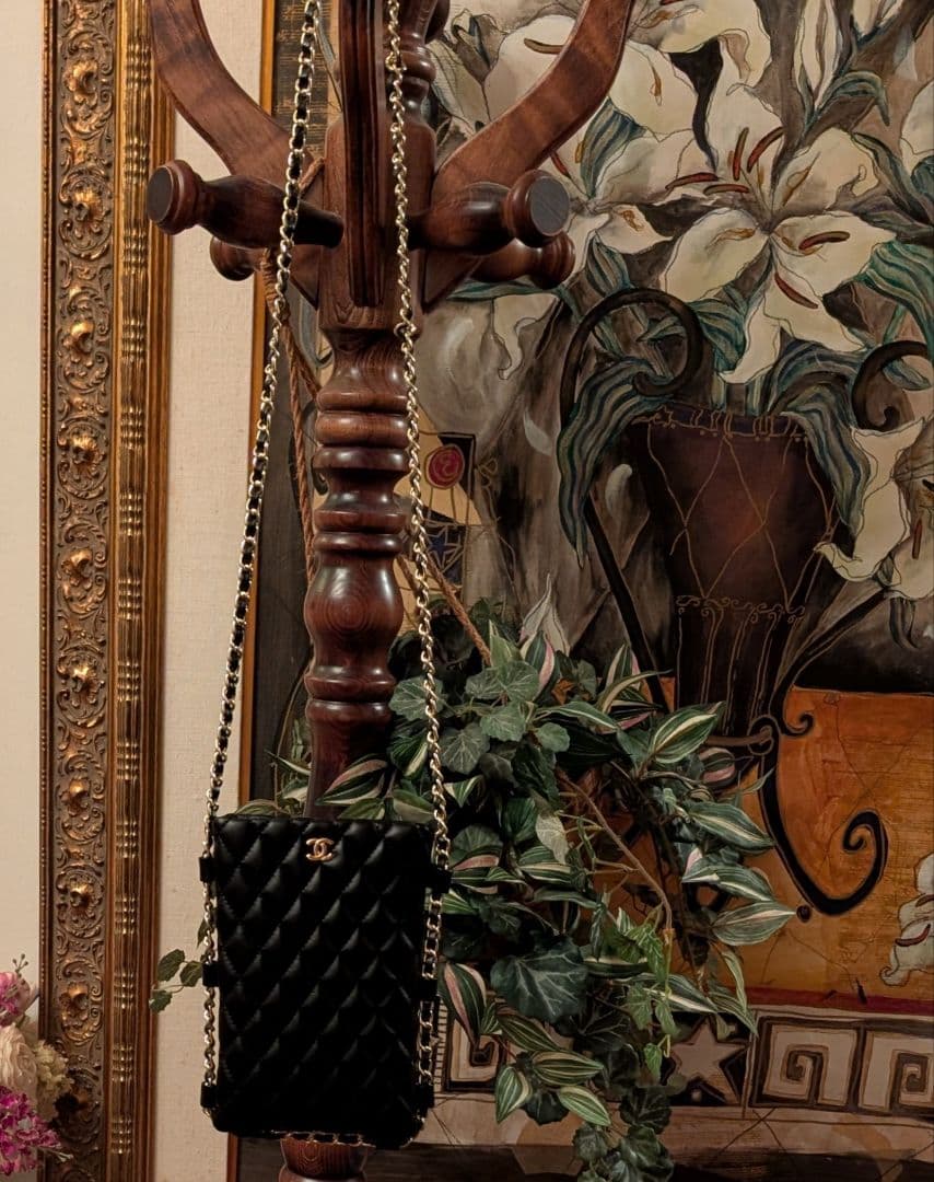 CHANEL ブラック キルティング チェーンスマホショルダー