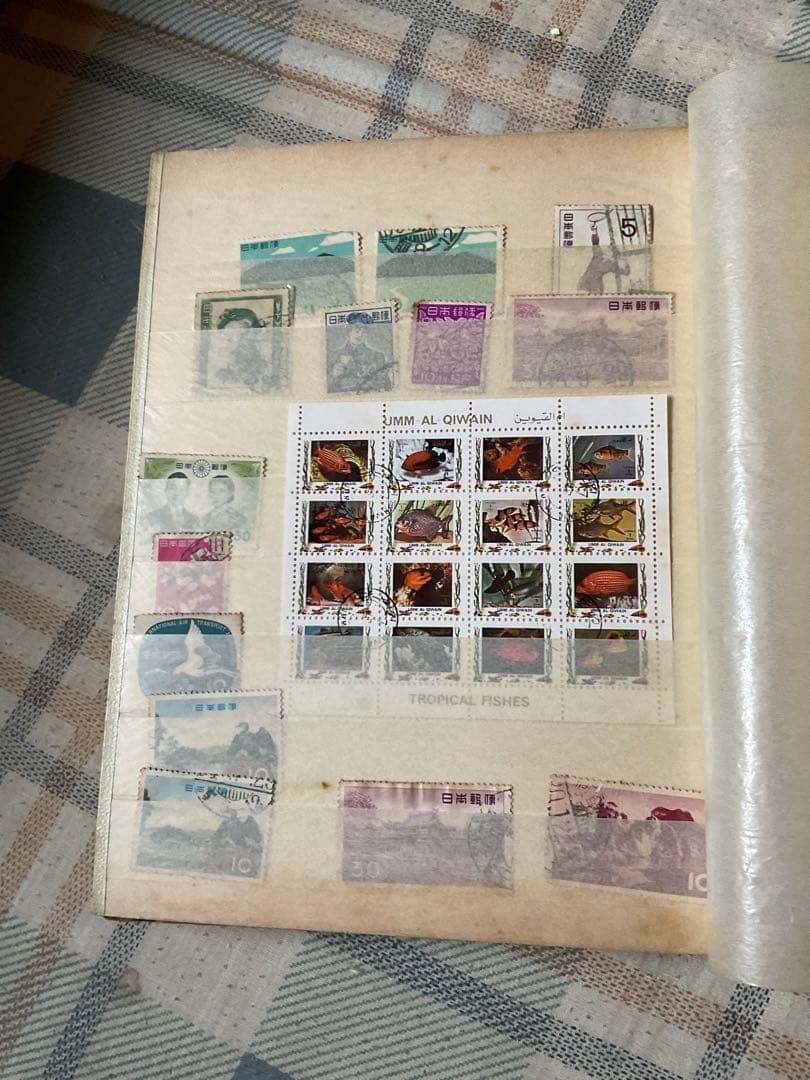 日本の切手／使用済み　写楽など海外切手、みほん切手を含む。202枚。